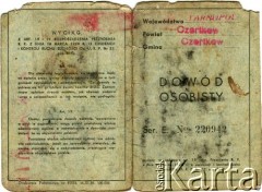 30.06.1939, Czortków, Polska.
Dowód osobisty Zofii Drażniowskiej. Okładka. Pieczęć: Zadząd Miejski. Wiceburmistrz: Jan Inglot.
Fot. NN, zbiory Archiwum Historii Mówionej Ośrodka KARTA i Domu Spotkań z Historią, udostępniła Anna Wołkowa w ramach projektu 