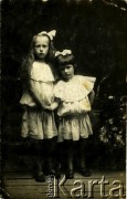 Przed 1939, brak miejsca.
Portret dziewczynek. Fotografia z archiwum rodzinnego Zofii Zalewskiej.
Fot. NN, zbiory Archiwum Historii Mówionej Ośrodka KARTA i Domu Spotkań z Historią, udostępniła Zofia Zalewska w ramach projektu 