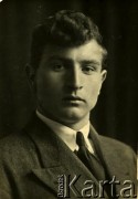 Przed 1939, brak miejsca.
Portret mężczyzny. Fotografia z archiwum rodzinnego Zofii Zalewskiej.
Fot. NN, zbiory Archiwum Historii Mówionej Ośrodka KARTA i Domu Spotkań z Historią, udostępniła Zofia Zalewska w ramach projektu 