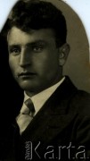 Przed 1939, brak miejsca.
Portret mężczyzny. Fotografia z archiwum rodzinnego Zofii Zalewskiej.
Fot. NN, zbiory Archiwum Historii Mówionej Ośrodka KARTA i Domu Spotkań z Historią, udostępniła Zofia Zalewska w ramach projektu 