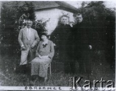 29.06.1932, Obarzańce k. Tarnopola, Polska
Grupa osób. Pod zdjęciem nazwa miejscowości zapisana jako: Obazance lub Obażańce. 2. z prawej ksiądz Kazimierz Niepokój (?).
Fot. NN, zbiory Archiwum Historii Mówionej Ośrodka KARTA i Domu Spotkań z Historią w ramach projektu 