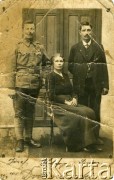 1917, Galicja, Austro-Węgry.
Portret trzech osób. Od lewej: Józef, Katarzyna, Simon Drażniowscy.
Fot. NN, zbiory Archiwum Historii Mówionej Ośrodka KARTA i Domu Spotkań z Historią, udostępniła Jadwiga Zadorowska w ramach projektu 