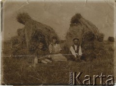 Przed 1939, brak miejsca.
Grupa osób podczas żniw.
Fot. NN, zbiory Archiwum Historii Mówionej Ośrodka KARTA i Domu Spotkań z Historią, udostępniła Jadwiga Zadorowska w ramach projektu 