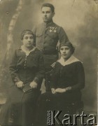Przed 1939, brak miejsca.
Portret dwóch kobiet i mężczyzny w mundurze.
Fot. NN, zbiory Archiwum Historii Mówionej Ośrodka KARTA i Domu Spotkań z Historią, udostępniła Jadwiga Zadorowska w ramach projektu 