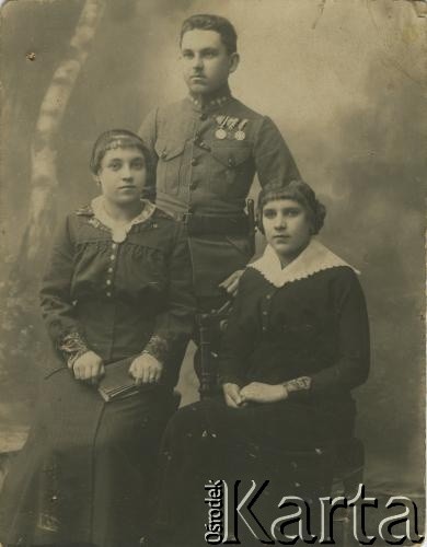 Przed 1939, brak miejsca.
Portret dwóch kobiet i mężczyzny w mundurze.
Fot. NN, zbiory Archiwum Historii Mówionej Ośrodka KARTA i Domu Spotkań z Historią, udostępniła Jadwiga Zadorowska w ramach projektu 