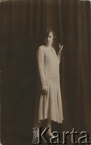 Przed 1939, brak miejsca.
Portret kobiety.
Fot. NN, zbiory Archiwum Historii Mówionej Ośrodka KARTA i Domu Spotkań z Historią, udostępniła Jadwiga Zadorowska w ramach projektu 