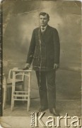 Przed 1939, brak miejsca.
Portret mężczyzny.
Fot. NN, zbiory Archiwum Historii Mówionej Ośrodka KARTA i Domu Spotkań z Historią, udostępniła Jadwiga Zadorowska w ramach projektu 