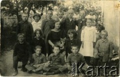 Przed 1939, brak miejsca.
Grupa dzieci z nauczycielką.
Fot. NN, zbiory Archiwum Historii Mówionej Ośrodka KARTA i Domu Spotkań z Historią, udostępniła Jadwiga Zadorowska w ramach projektu 