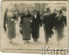 Przed 1939, brak miejsca.
Grupa osób podczas spaceru.
Fot. NN, zbiory Archiwum Historii Mówionej Ośrodka KARTA i Domu Spotkań z Historią, udostępniła Jadwiga Zadorowska w ramach projektu 