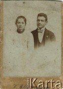 Przed 1939, Czortków, woj. tarnopolskie, Polska.
Portret kobiety i mężczyzny. Fotografia wykonana w zakładzie fotograficznym C. Blitz.
Fot. C. Blitz, zbiory Archiwum Historii Mówionej Ośrodka KARTA i Domu Spotkań z Historią, udostępniła Jadwiga Zadorowska w ramach projektu 
