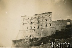 23.05.1944, Monte Cassino, Włochy.
Klasztor.
Fot. ze zbiorów Archiwum Ojców Franciszkanów w Polskiej Misji Katolickiej w Martin Coronado w Argentynie, akta Jana Gilowskiego, reprodukcje cyfrowe w  Bibliotece Polskiej im. Ignacego Domeyki w Buenos Aires (Biblioteca Polaca Ignacio Domeyko) i w Ośrodku KARTA w Warszawie