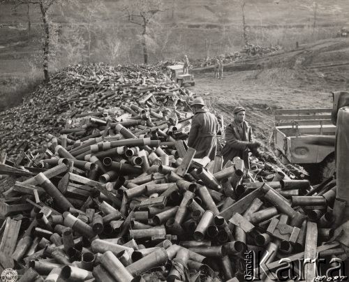 13.02.1944, Acquafondata, Włochy.
Bitwa pod Monte Cassino. Żołnierze z oddziałów algierskich w armii francuskiej pakują na ciężarówki puste łuski po pociskach. W lewym rogu zdjęcia pieczątka: 