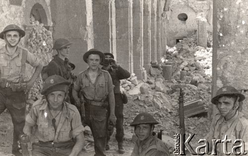 18.05.1944, godz. 10.30, Monte Cassino, Włochy.
Bitwa pod Monte Cassino. Grupa żołnierzy z 12 Pułku Ułanów i 5 Batalionu Strzelców Karpackich w ruinach klasztoru Benedyktynów. 
Fot. Witold Domański, zbiory Instytutu Józefa Piłsudskiego w Londynie.
