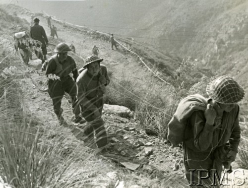 1944, rejon Monte Cassino, Włochy.
Żołnierze 3 Dywizji Strzelców Karpackich idą górską drogą.
Fot. NN, Instytut Polski i Muzeum im. gen. Sikorskiego w Londynie [album 369 - 3 Dywizja Strzelców Karpackich].