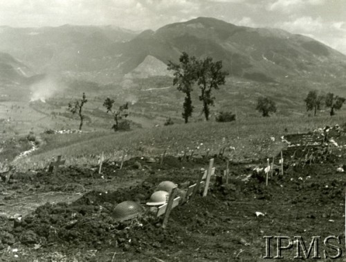 Maj 1944, Monte Cassino, Włochy.
Tymczasowy polski cmentarz wojenny na wzgórzu 593.
Fot. NN, Instytut Polski i Muzeum im. gen. Sikorskiego w Londynie [album 369 - 3 Dywizja Strzelców Karpackich].