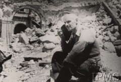 Maj 1944, Monte Cassino, Włochy
Generał Władysław Anders w ruinach klasztoru Benedyktynów.
Fot. NN, Instytut Polski im. Gen. Sikorskiego w Londynie [album por. Jana Jaxa-Dębickiego]