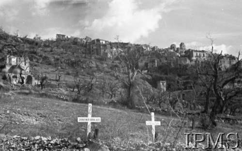 Maj 1944, okolice Monte Cassino, Włochy.
Bitwa pod Monte Cassino, mogiły poległych żołnierzy, w tle ruiny miasteczka.
Fot. S. Gliwa, Instytut Polski im. Gen. Sikorskiego w Londynie [album negatywowy]

