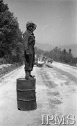 11-18.05.1944, Monte Cassino, Włochy.
Walki 2 Korpusu Polskiego pod Monte Cassino. Policjant kierujący ruchem na szosie, w głębi samochody ciężarowe.
Fot. Felicjan Maliniak, Instytut Polski i Muzeum im. gen. Sikorskiego w Londynie, album negatywowy L-I Monte Cassino, płachta 38
