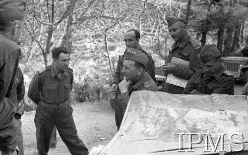 11-18.05.1944, Monte Cassino, Włochy.
Walki 2 Korpusu Polskiego pod Monte Cassino, oficerowie nad mapą plastyczną terenu.
Fot. Felicjan Maliniak, Instytut Polski i Muzeum im. gen. Sikorskiego w Londynie, album negatywowy L-I Monte Cassino, płachta 38
