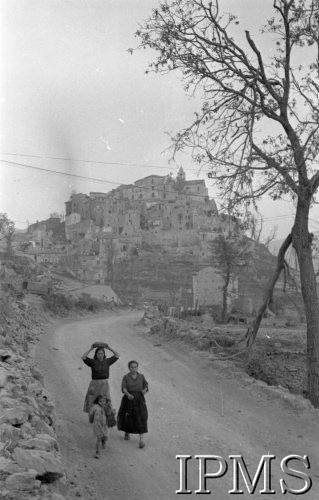 11-18.05.1944, Monte Cassino, Włochy.
Walki 2 Korpusu Polskiego pod Monte Cassino, kobiety na drodze.
Fot. Felicjan Maliniak, Instytut Polski i Muzeum im. gen. Sikorskiego w Londynie, album negatywowy L-I Monte Cassino, płachta 38