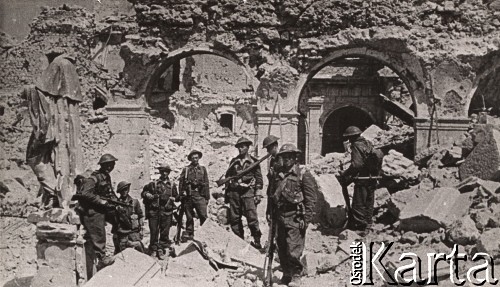 18.05. 1944, Monte Cassino, Włochy.
Żołnierze 2 Korpusu Polskiego w zburzonych wnętrzach opactwa. Na lewo widoczny jest fragment posągu. Podpis na odwrocie: 