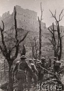 18.05. 1944, Monte Cassino, Włochy.
Żołnierze 2 Korpusu Polskiego w drodze do opactwa. W oddali - ruiny klasztoru widziane poprzez okaleczone kikuty posiekanych pociskami drzew. Podpis na odwrocie: 