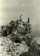 Maj 1944, Monte Cassino, Włochy
Ruiny klasztoru Benedyktynów, na szczycie wzniesienia polska i brytyjska flaga.
Fot. Czesław Dobrecki, zbiory Ośrodka KARTA, Pogotowie Archiwalne [PAF_015], przekazał Krzysztof Dobrecki