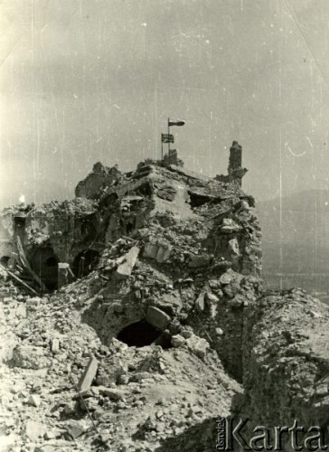 Maj 1944, Monte Cassino, Włochy
Ruiny klasztoru Benedyktynów, na szczycie wzniesienia polska i brytyjska flaga.
Fot. Czesław Dobrecki, zbiory Ośrodka KARTA, Pogotowie Archiwalne [PAF_015], przekazał Krzysztof Dobrecki