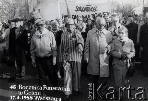 17.04.1988, Warszawa, Polska
45 rocznica powstania w getcie warszawskim. Manifestacja uczestników obchodów. W czarnym płaszczu Wiktor Dys-Kulerski. 
Fot. NN, zbiory Ośrodka KARTA, przekazała Maria Lipska, wdowa po Janie Józefie Lipskim 

[lata 80-te, PRL, getto, getto warszawskie, powstanie w getcie, 1943, rocznica, hołd, uroczystość, plac Bohaterów Getta, Pomnik Bohaterów Getta, judenrat, Muranów, Żydzi, więzień obozu, pasiak]