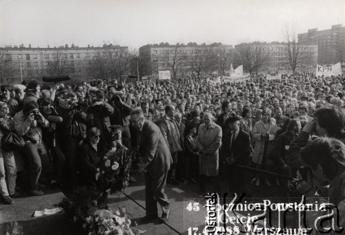17.04.1988, Warszawa, Polska
45 rocznica powstania w getcie warszawskim. Marek Edelman składa wieniec pod Pomnikiem Bohaterów Getta. W tle widoczne zabudowania ulicy Anielewicza. W pierwszym rzędzie obecni Jacek Kuroń, Konrad Bieliński, Adam Michnik, Zbigniew Bujak. 
Fot. NN, zbiory Ośrodka KARTA, przekazała Maria Lipska, wdowa po Janie Józefie Lipskim 

[lata 80-te, PRL, getto, getto warszawskie, powstanie w getcie, 1943, rocznica, hołd, uroczystość, plac Bohaterów Getta, Pomnik Bohaterów Getta, judenrat, Muranów, Żydzi]
