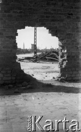 1945, Warszawa, Polska
Dziura w murze getta przy ulicy Bonifraterskiej.
Fot. Eugenia Dargiel, zbiory Ośrodka KARTA, przekazała Ewa Jarczyńska