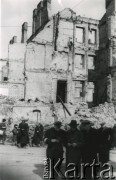 4.04.1940, Warszawa.
Żydzi z opaskami z gwiazdą Dawida na skrzyżowaniu ul. Franciszkańskiej i Nalewek (ul. Nalewki 26 róg Franciszkańska 36).
Fot. F. Krabicka, zbiory Ośrodka KARTA, udostępniła Agata Bujnowska