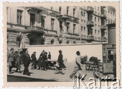 1-2.07.1940, Warszawa.
Nowo wybudowany mur przyszłego getta warszawskiego u zbiegu ulic Chmielnej i Zielnej.
Fot. F. Krabicka, zbiory Ośrodka KARTA, udostępniła Agata Bujnowska