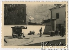 1-2.07.1940, Warszawa.
Nowo wybudowany mur przyszłego getta warszawskiego u zbiegu ulic Chmielnej i Zielnej.
Fot. F. Krabicka, zbiory Ośrodka KARTA, udostępniła Agata Bujnowska