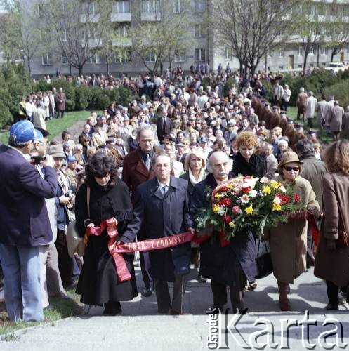 19.04.1983, Warszawa, Polska.
Obchody 40. rocznicy wybuchu powstania w getcie warszawskim. Wieniec niosą - aktorka Teatru Żydowskiego Gołda Tenzer (od lewej) i kompozytor Leopold Kozłowski (po prawej).
Fot. Edward Grochowicz, zbiory Ośrodka KARTA