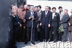 18.04.1988, Warszawa, Polska.
Uroczystość odsłonięcia pomnika Umschlagplatz, w przeddzień obchodów 45. rocznicy powstania w getcie warszawskim. Przemawia prezydent Warszawy Jerzy Bolesławski. Za nim, po prawej, przewodniczący Rady Narodowej m.st. Warszawy Mieczysław Szostek.
Fot. Edward Grochowicz, zbiory Ośrodka KARTA