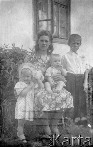 lata 40-te, Polska lub Ukraina, ZSRR
Helena Szwed z dziećmi, rodzina Szwedów została w 1946 roku wysiedlona z Sielca do ZSRR w ramach akcji Wisła.
Fot. NN, zbiory Ośrodka KARTA, udostępnił Grzegorz Pazyna.

