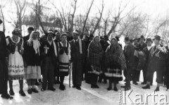 Druga połowa lat 30., Bogusza, powiat Nowy Sącz, woj. krakowskie, Polska.
Łemkowskie wesele. Widoczni goście weselni i muzykanci (w głębi po prawej). Przefotografowana na błonie czarno-białej błonie odbitka fotograficzna
Fot. NN, kolekcja tematyczna - Łemkowie, zbiory Ośrodka KARTA