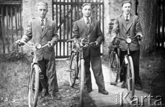 1949, okolice Rudnej i Ścinawy, woj. wrocławskie, Polska.
Pochodzący z Boguszy w powiecie nowosądeckim Łemkowie po przesiedleniu do nowych miejsc zamieszkania na Dolnym Śląsku. Od lewej: Grzegorz Woleńszczak, Kornel Chocholak, Piotr Chocholak. Przefotografowana na czarno-białej błonie odbitka fotograficzna.
Fot. NN, kolekcja tematyczna - Łemkowie, zbiory Ośrodka KARTA