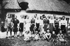 Około 1939, Bednarka, powiat Gorlice, woj. krakowskie, Polska.
Rodzina łemkowska ze wsi Bednarka w powiecie gorlickim przed przesiedleniem w okolice Szprotawy w województwie wrocławskim. Przefotografowana na błonie czarno-białej odbitka fotograficzna.
Fot. NN, kolekcja tematyczna - Łemkowie, zbiory Ośrodka KARTA