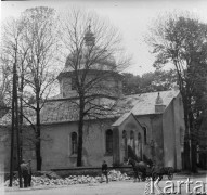 Lata 50., Baligród, Bieszczady, Polska.
Greckokatolicka cerkiew Zaśnięcia Matki Boskiej. Murowany budynek powstał w 1829 r., w 1928 r. została wyremontowana i przebudowana. Po II wojnie światowej większość sprzętów zostało rozkradzionych przez Korpus Bezpieczeństwa Publicznego. W 1947 r. była wykorzystywana jako magazyn. Przy cerkwi stoi pozbawiona dzwonów dzwonnica.
Fot. Jerzy Konrad Maciejewski, zbiory Ośrodka KARTA.