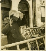 Przed 1939, Gorlice, woj. krakowskie, Polska.
Targ na rynku. Łemko przywiózł na sprzedaż drewno na opał.
Fot. Jerzy Konrad Maciejewski, zbiory Ośrodka KARTA