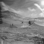 Luty 1957, Zakopane, Polska
Zimowy wypoczynek - narciarz na stoku.
Fot. Romuald Broniarek/KARTA