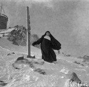 Grudzień 1958, Kasprowy Wierch, Polska
Zakonnica na Kasprowym Wierchu, w tle fragment Obserwatorium.
Fot. Romuald Broniarek/KARTA