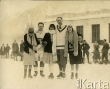 lata 20-te, brak miejsca.
Andrzej Osieciński-Czapski (drugi od prawej) na lodowisku w towarzystwie trzech kobiet i mężczyzny.
Fot. NN, Instytut Polski i Muzeum im. gen. Sikorskiego w Londynie.