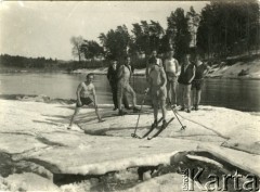 Kwiecień 1929, Wilno, Polska.
Grupa osób nad Wilją. Podpis oryginalny: 