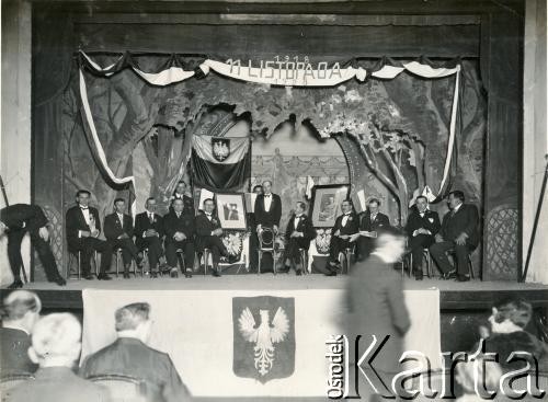 11.11.1928, Argentyna.
Uroczystość z okazji 10. rocznicy odzyskania niepodległości przez Polskę. Na scenie m.in. poseł RP Władysław Mazurkiewicz (stoi między portretami Józefa Piłsudskiego i Ignacego Mościckiego).
Fot. NN, zbiory Biblioteki Polskiej im. Ignacego Domeyki w Buenos Aires (Biblioteca Polaca Ignacio Domeyko)