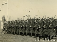 11.11.1934, Warszawa, Polska.
Obchody Święta Niepodległości na Polu Mokotowskim. Marszałek Józef Piłsudski przyjmuje defiladę oddziałów piechoty.
Fot. NN, Instytut Polski im. Gen. Sikorskiego w Londynie [teczka 40 - Józef Piłsudski]