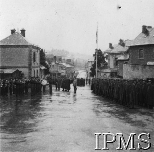 11.11.1945, La Courtine, Francja.
Obchody Święta Niepodległości z udziałem polskich żołnierzy. [W La Courtine znajdował się obóz zborny Wojska Polskiego. Od zakończenia wojny kierowano tam Polaków, którzy zgłosili się do armii brytyjskiej, ale nie otrzymali przydziału].
Fot. NN, Instytut Polski i Muzeum im. gen. Sikorskiego w Londynie [album 95 - Camp de La Courtine].