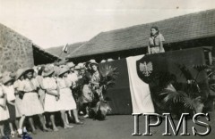 11.11.1943, Valivade-Kolhapur, Indie.
Osiedle dla polskich uchodźców. Uroczyste obchody Święta Niepodległości. Przemawia młoda harcerka.
Fot. NN, Kronika osiedla polskiego Valivade-Kolhapur, Indie, tom III, Instytut Polski i Muzeum im. gen. Sikorskiego w Londynie